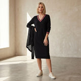 Freya™ Midikleid mit kontrastierendem V-Ausschnitt und sportlich-schicken Taschen – Schwarz