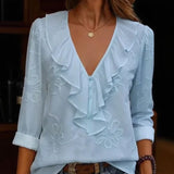 Anneliese™ Bluse mit V-Ausschnitt, Frontvolants und floraler Stickerei – Hellblau
