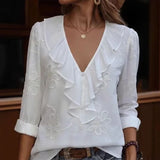 Anneliese™ Bluse mit V-Ausschnitt, Frontvolants und floraler Stickerei – Weiß