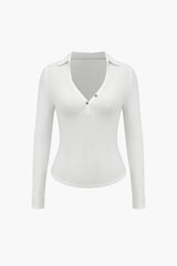 Dominique | Figurbetontes Langarm-Poloshirt mit tiefem V-Ausschnitt und eleganten Knopfdetails – Weiß