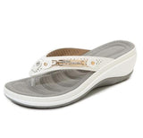 Darlene - Flip‑Flops mit niedrigem Absatz – Weiß