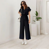 Evelyne™ Jumpsuit aus Soft-Stoff mit Knöpfen und Bindegürtel – Schwarz
