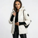 Vogue™ Steppjacke aus Baumwolle mit Strukturierter Kapuze und Layered-Ärmeldesign – Weiß