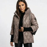 Vogue™ Steppjacke aus Baumwolle mit Strukturierter Kapuze und Layered-Ärmeldesign – Kamel