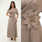 Seraphine™ Kleid aus Edlem Satin mit Skulpturaler Blumenapplikation an der Taille – Champagner