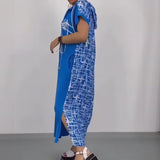 Lidia™ Kleid mit Kapuze und zeitgenössischem Signature-Print – Blau