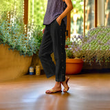 Ella™ Cropped-Hose aus Baumwoll-Leinen mit Eleganten Seitlichen Knöpfen – Scharwz