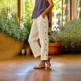Ella™ Cropped-Hose aus Baumwoll-Leinen mit Eleganten Seitlichen Knöpfen – Cremefarben