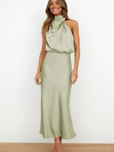 Elegantes Satinkleid mit Neckholder – Luxuriöse Silhouette – Hellgrün