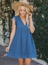 Sommerkleid mit Lochstickerei und V-Ausschnitt – Lockerer Schnitt – Blau