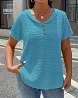 Quintessa - V-Ausschnitt-Bluse mit Knopfdetail – Himmelblau