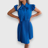 Nivara – Plissiertes Kleid mit femininer Note – Blau
