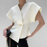 Alva - Figurbetontes Top mit asymmetrischem Design – Beige