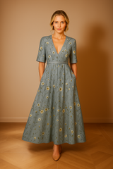 Adèle – Fließendes Minikleid mit modernem Schößchen – Grau