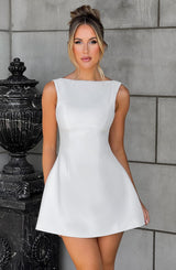 Celina – Weißes Minikleid mit Bubble-Rock & Rückenausschnitt | Elegantes Kleid – Weiß