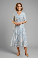 Anja | Damen Wickelkleid mit V-Ausschnitt Blumenmuster Midi – Blau