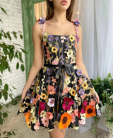 Brisa | Sommerkleid mit geprägter Blumenstickerei – Schwarz