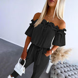 CAMILA – Schicker Off-Shoulder Volant-Hüftgurt-Jumpsuit – Schwarz