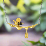 MELINA – Elegante Tropfender Honig & Biene Halskette für Naturliebhaber – Gold
