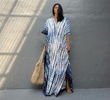 Amélie – Boho Kaftankleid mit Batikmuster und lockerem Schnitt – Blau weiß