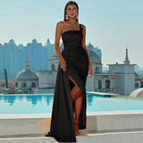 Andrea - Langes asymmetrisches Kleid mit Schlitz – Schwarz