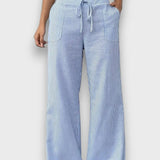 Karina – Hose mit feinen Streifen – Blau