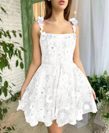 Brisa | Sommerkleid mit geprägter Blumenstickerei – Weiß