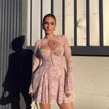 Isidora - Kurzes Spitzenkleid mit langen Ärmeln – Rosa