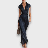 Selira – Satin-Maxikleid mit Reverskragen – Marineblau