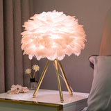 Designer Tischlampe mit Federschirm – Goldenes Stativ & Weiches Stimmungslicht – Rosa