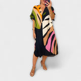 Roos - Lässiges Kleid mit Bunter Blätterdruck – Schwarz