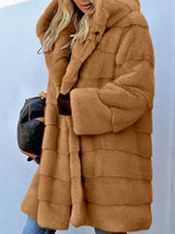 Jacke mit kapuze aus kunstpelz. parka mit offener vorderseite – Braun