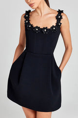 Cindy | Feminines Mini-Kleid mit Blumenapplikationen – Schwarz