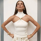 Damen Ärmelloses Top mit Halter Rollkragen und Goldenem Ring – Cremeweiß