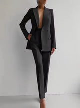 Eleganter zweiteiliger Damenanzug mit Blazer und Plisseehose – Schwarz