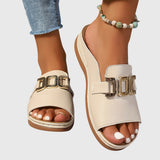 Damen Flat Mule-Sandalen mit breitem Riemen und Goldkettenornament – Creme