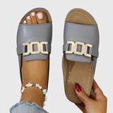 Damen Flat Mule-Sandalen mit breitem Riemen und Goldkettenornament – Grau