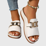 Damen Flat Mule-Sandalen mit breitem Riemen und Goldkettenornament – Weiß