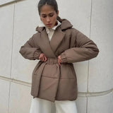 Damen Gesteppte Pufferjacke mit Gürtel breitem Kragen und gerippten Bündchen – Kamel