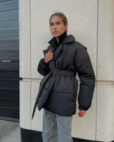 Damen Gesteppte Pufferjacke mit Gürtel breitem Kragen und gerippten Bündchen – Schwarz
