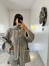 Damen Jacke mit Knopfleiste und kontrastfarbenen Ziernähten – Grau