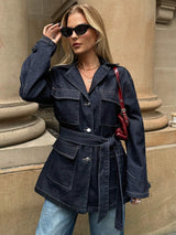 Damen Jeansjacke mit Gürtel und Brusttaschen – Dunkelblau