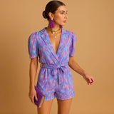 Damen Kurz-Jumpsuit mit Blumenmuster, V-Ausschnitt und Taillengürtel – Lila