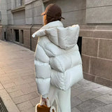 Damen Kurze Steppjacke mit Hohem Stehkragen Frontreißverschluss und Gesteppten Bahnen – Weiß
