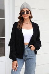 Damen Kurze Strickjacke mit Offener Front Fransenbesatz an den Ärmeln und Rippstrick Muster – Schwarz