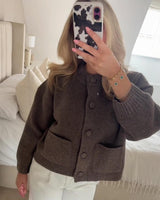 Damen Kurze Strickjacke mit Rundhalsausschnitt Knopfverschluss Zwei Taschen und Gerippten Bündchen – Braun