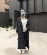 Lange Daunenjacke für Damen mit Kapuze und Seitentaschen – Schwarz