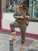 Damen Langärmliger Jumpsuit mit Leopardenmuster und Hemdkragen mit Knopfleiste – Braun mit Leopardenmuster