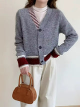 Damen Langarm Strickjacke mit V-Ausschnitt und Drei-Knopf-Leiste in melierter Oberfläche – Grau
