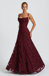 Damen Maxikleid mit Wasserfallausschnitt Spaghettiträgern Blumenmuster und Schnürung am Rücken – Bordeauxrot